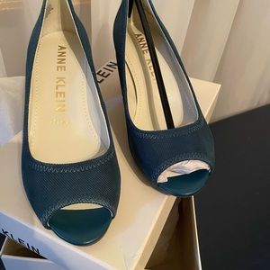 NIB Dark Turquoise size 7 Anne Klein Meredith iFlex stacked block heel shoe